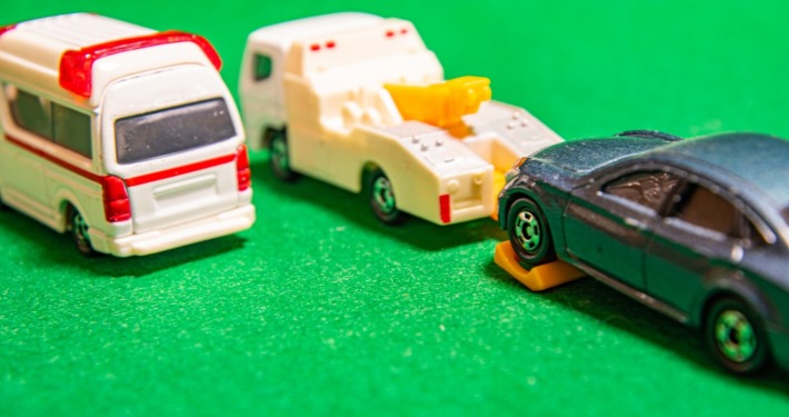 レッカーされる車