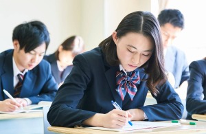 勉強をする高校生