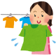 洗濯物を干す女性