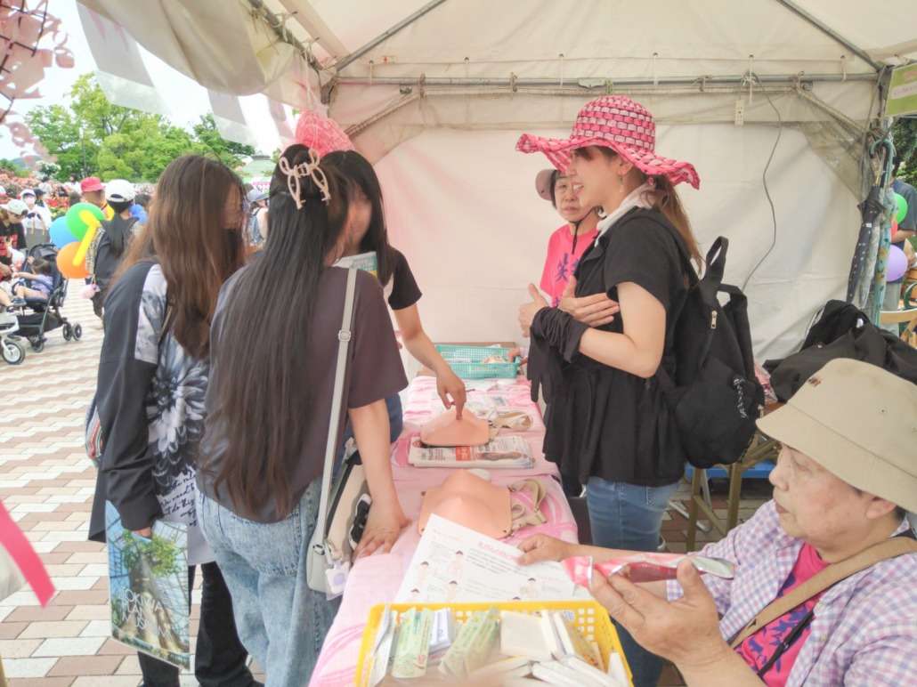 福山ばら祭で乳がん検診の啓発活動２